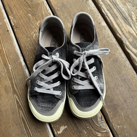 KEEN Elsa IV Gray and Cream Plaid Lace Up Sneaker in Women's 7 / 37.5 - Picture 1 of 10